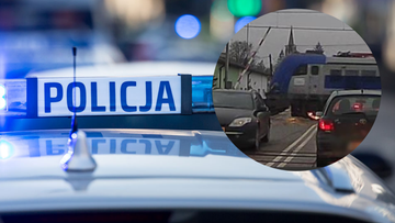 Napis POLICJA na świetle policyjnym, w tle przejazd kolejowy z samochodami i pociągiem.