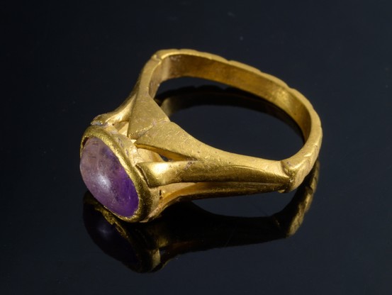 Podobne klejnoty z ametystem były bowiem powszechnie noszone w starożytnym Rzymie, a pierścień - zdaniem ekspertów IAA mógł mieć swojego właściciela już w III wieku.