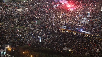 "100 tys. protestujących w Warszawie". Pseudokibice zaatakowali manifestujących [ZAPIS RELACJI]