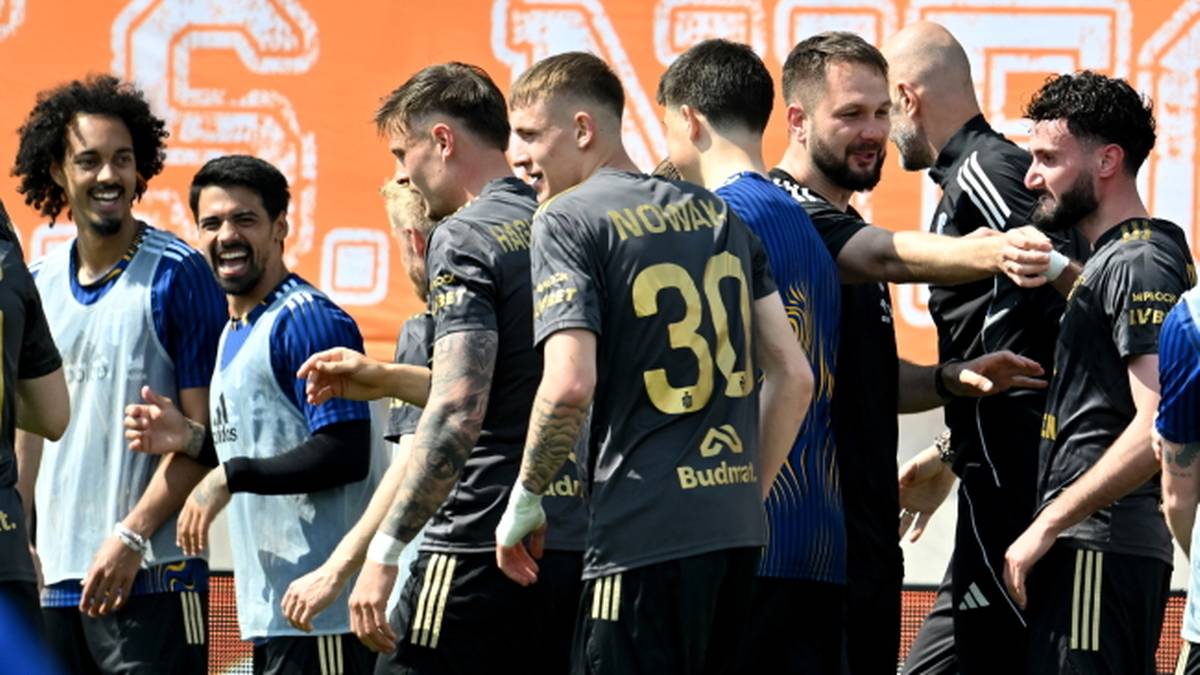 Piłkarze Wisły Płock w rozmowie przed meczem.