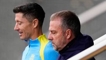 Robert Lewandowski i Hanis Flick podczas meczu piłkarskiego.