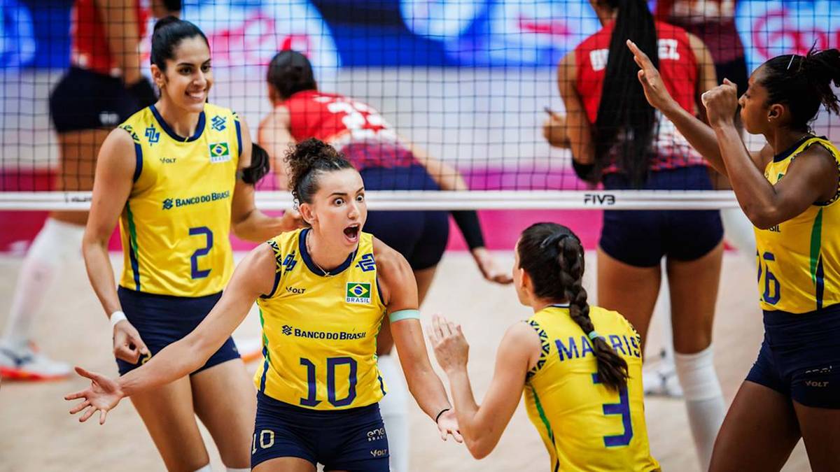 Trzy siatkarki w żółtych strojach z numerami 2, 10 i 3 grają w piłkę siatkową.