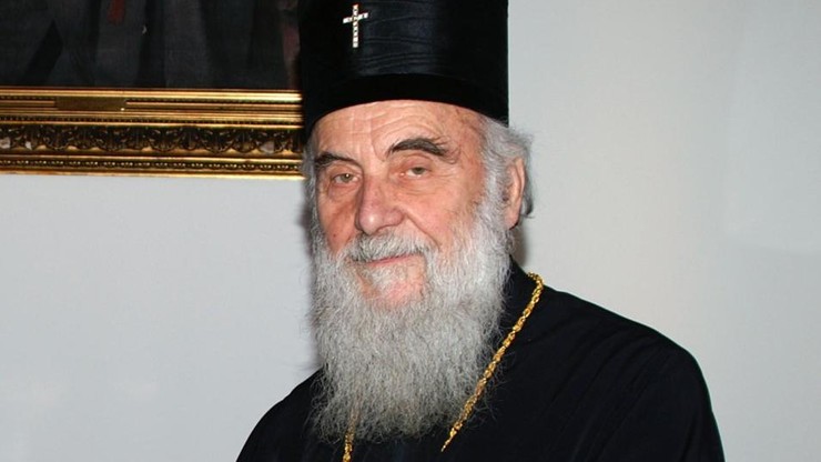Całowali ciało zmarłego na Covid-19 biskupa. Nie żyje przywódca serbskiego Kościoła