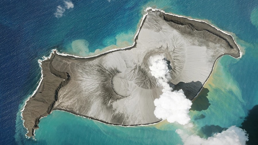 Tak na zdjęciu satelitarnym wyglądał wulkan Hunga Tonga przed erupcją w dniu 2 stycznia 2022 roku. Fot. Planet Labs PBC.