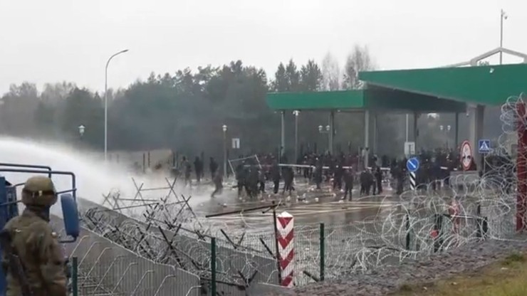 Granica z Białorusią. Szturm w Kuźnicy. Służby publikują nowe nagrania