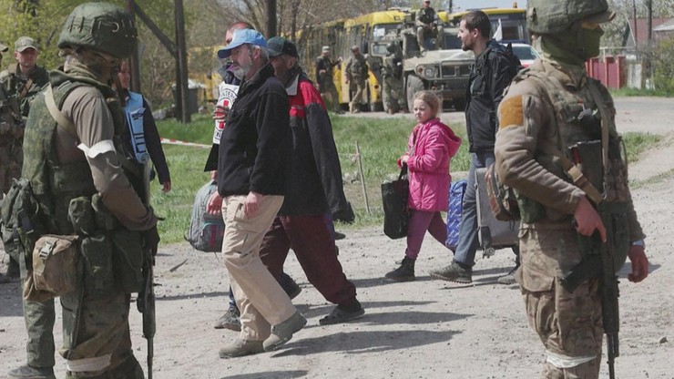 Wojna w Ukrainie. Cywile ewakuowani z Azowstalu w Mariupolu. Wołodymyr Zełenski potwierdza