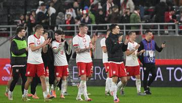 Piłkarze reprezentacji Polski U-21 stoją na boisku, część z nich klaszcze.