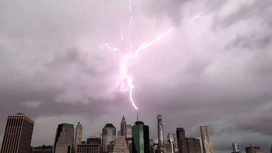 Odwrócona błyskawica nad One World Trade Center w Nowym Jorku. Fot. Twitter / Christopher Scragg @monsoonchaser.
