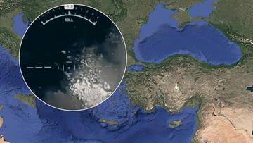 Widok z lotu ptaka na Morze Śr&oacute;dziemne i część Bliskiego Wschodu, z zaznaczonym okręgiem na niebo, na kt&oacute;rym widoczny jest cel namierzony przez radar.