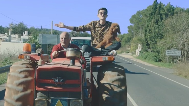 "Jedziemy rządzić". Włoski raper patronem ustawy o ruchu traktorów