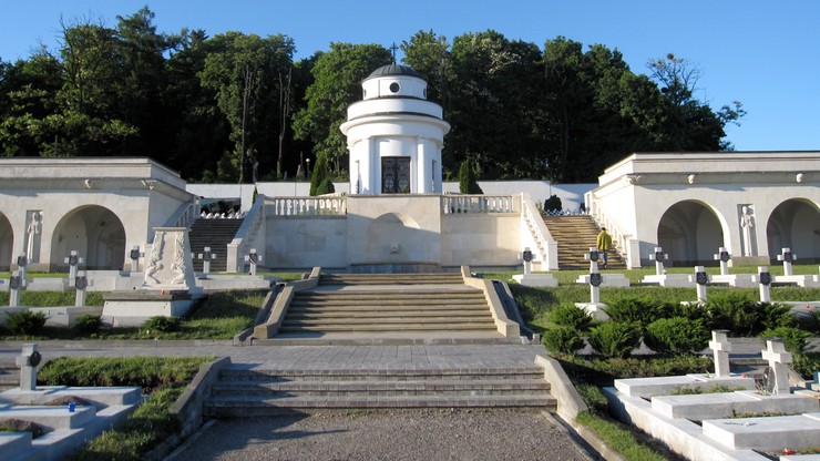 Cmentarz Orląt Lwowskich: wróciły zabytkowe lwy. "To prezent dla lwowiaków"