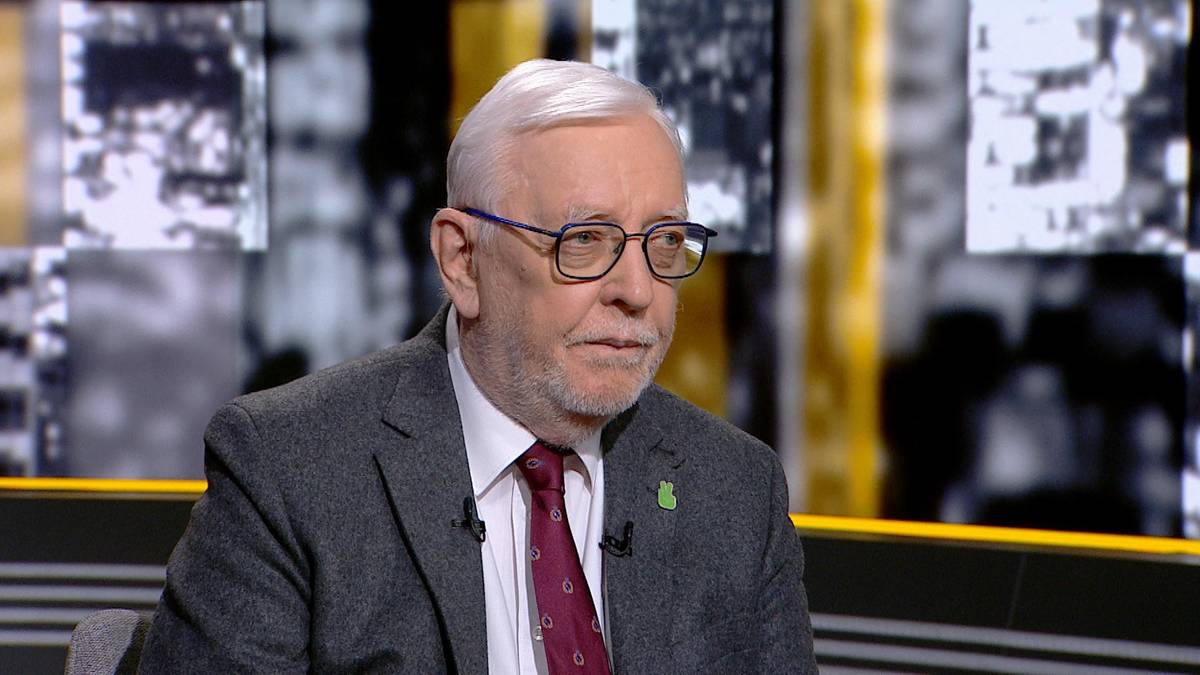 Jerzy Stępień, były prezes Trybunału Konstytucyjnego, w garniturze i z krawatem, udziela wywiadu.