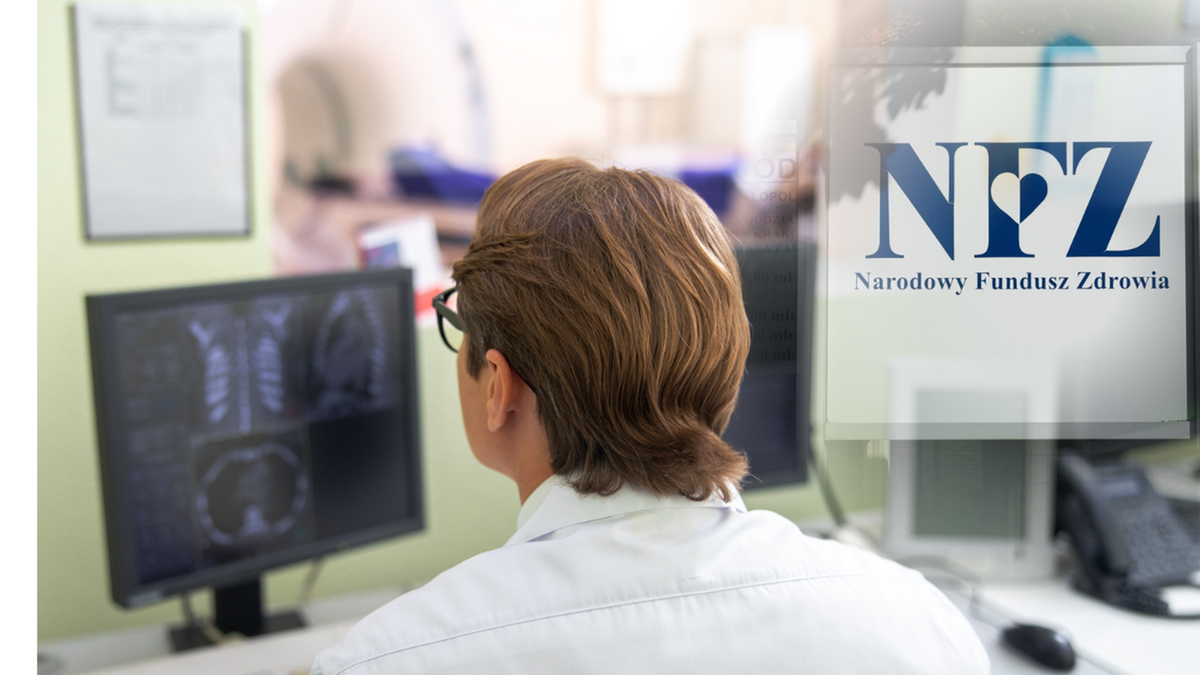 Lekarz analizujący wyniki badań diagnostycznych na ekranie komputera w gabinecie z widocznym logo NFZ.