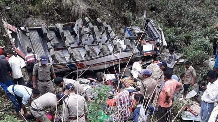 44 osoby zginęły w wypadku autokaru w Himalajach. Pojazd spadł w przepaść