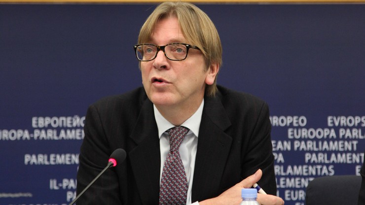 Guy Verhofstadt dla Polsat News: Putin chętnie widziałby Polskę opuszczającą UE
