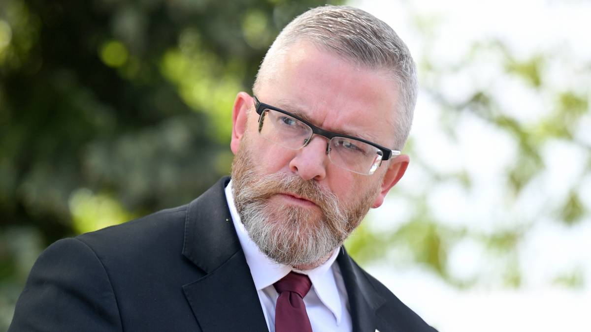 Grzegorz Braun spalił unijną flagę. Jest zawiadomienie do prokuratury