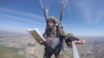 Komandosi czytają "Quo vadis" w trakcie spadochronowych skoków