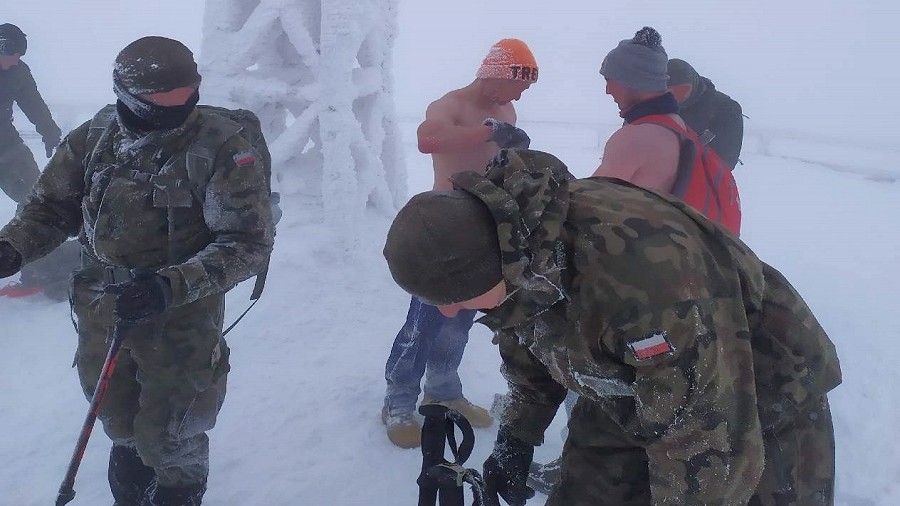 Żołnierze pomagają morsom na szczycie Tarnicy w Bieszczadach. Fot. GOPR Bieszczady