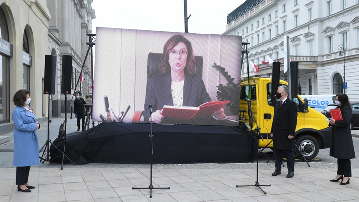 Kidawa-Błońska z telebimu czytała konstytucję prezydentowi. PO twierdzi, że Duda zawiódł