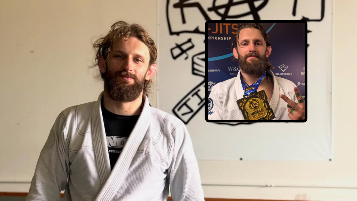 Mężczyzna w kimonie do brazylijskiego jiu-jitsu z brodą i charakterystyczną fryzurą. W prawym górnym rogu wpleciono mniejszy obrazek, na którym ten sam mężczyzna z medalem na szyi i dyplomem świętuje zwycięstwo.