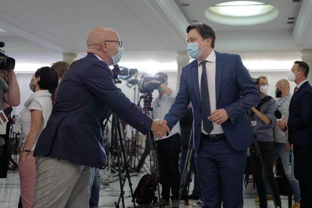 Robert Kropiwnicki (KO) gratuluje prof. Marcinowi Wiąckowi wyboru na RPO przez Sejm