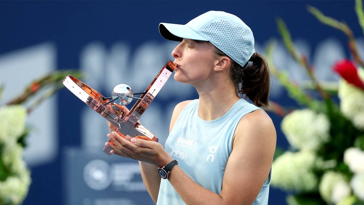 Tenisistka całująca swoje trofeum.