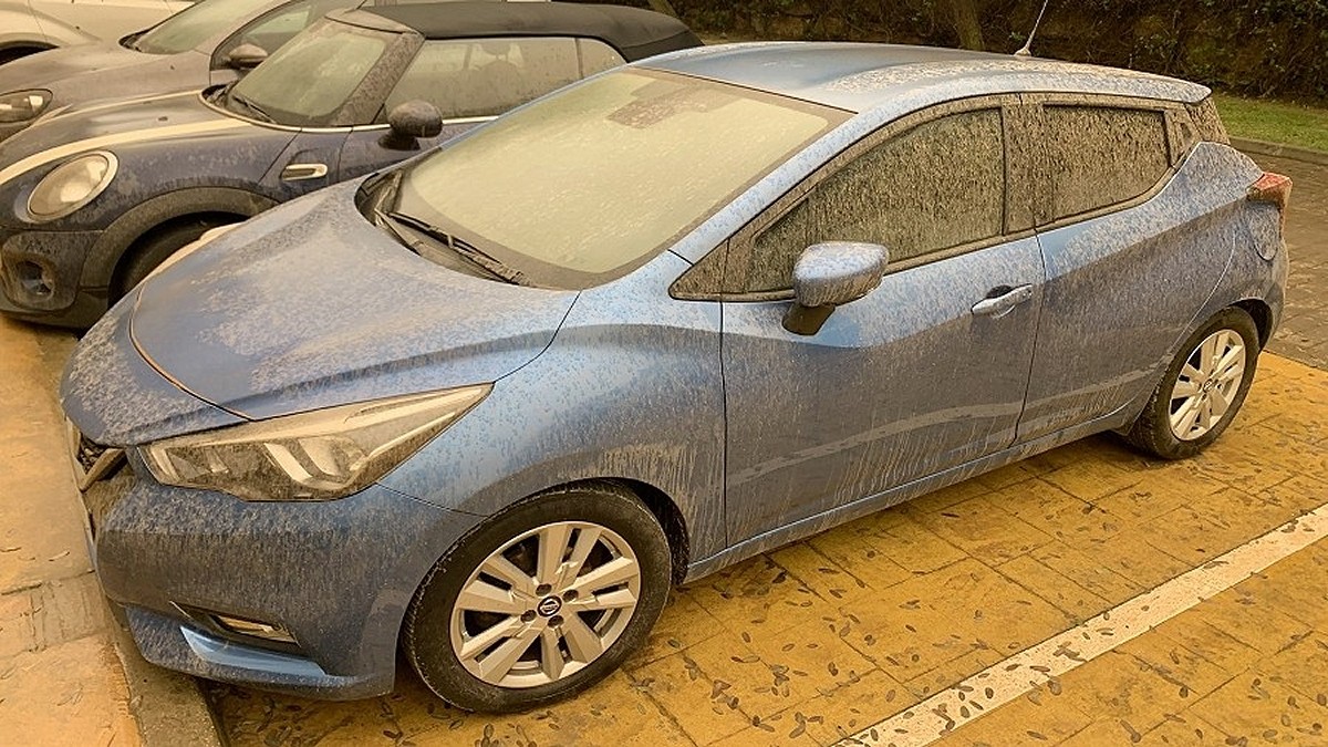 Samochód pokryty pyłem. Fot. Pixabay.