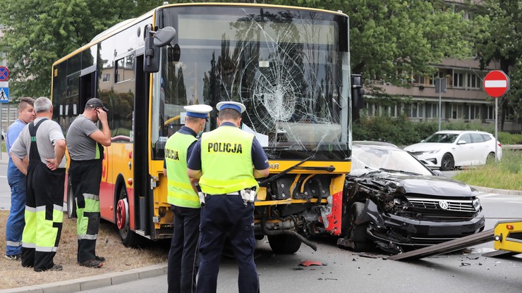 Warszawa: wypadek miejskiego autobusu Arrivy. Dwie osoby ranne [ZDJĘCIA]