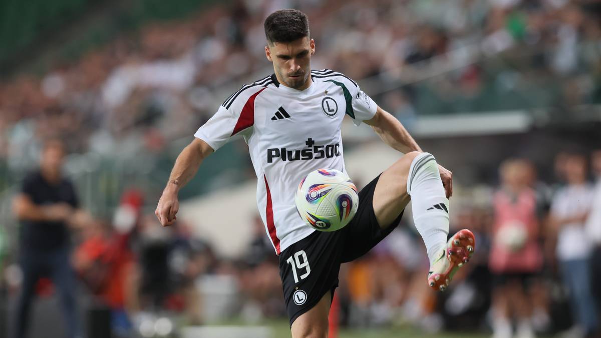 Piłkarz Legii Warszawa Ruben Vinagre w akcji podczas meczu.