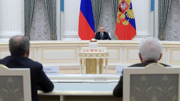 Rosja. Opublikowano nowe zdjęcia Władimira Putina. "Dostali lornetkę?"