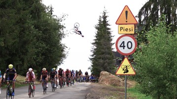 Kolarz-akrobata przeskoczył nad peletonem Tour de Pologne! (WIDEO)