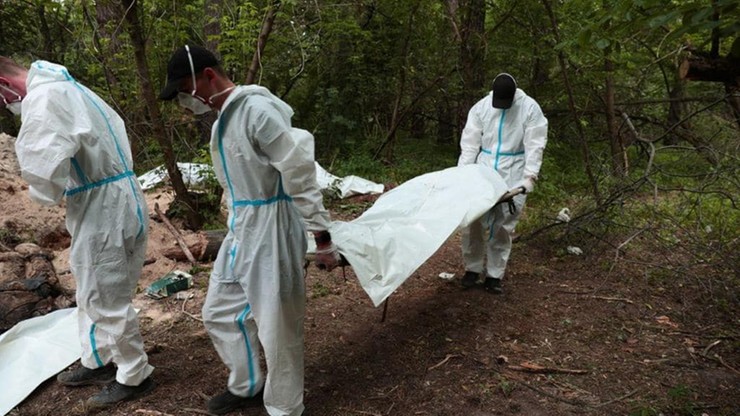 Wojna w Ukrainie. Odkryto kolejne groby z ciałami cywilów w Buczy