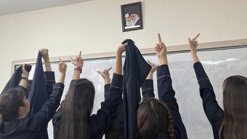 "Inaczej zabiją nas jedną po drugiej". Zdjęcia irańskich uczennic obiegły świat