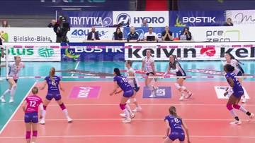 Fragment meczu siatk&oacute;wki kobiet pomiędzy BKS Bostik ZGO Bielsko-Biała a DevelopRes Rzesz&oacute;w. Zawodniczki w akcji na boisku, w niebieskich i fioletowych strojach. W tle reklamy sponsor&oacute;w, w tym "HYDRO", "BOSTIK", "PRE ZERO".