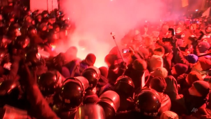 Ukraina. Zamieszki przed siedzibą prezydenta. Tłum protestował przeciwko skazaniu aktywisty