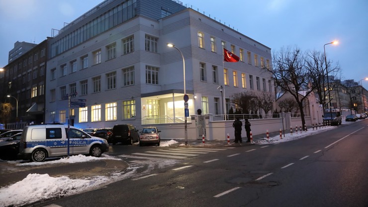 Warszawa. Mężczyzna rzucił butelką z łatwopalną cieczą w budynek ambasady Turcji