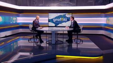 Dw&oacute;ch mężczyzn siedzi przy stole w studiu telewizyjnym "graffiti".