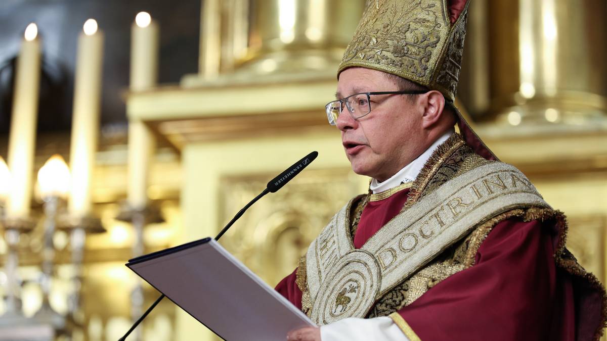 Kardynał Grzegorz Ryś w szatach liturgicznych przemawia przy pulpicie w katedrze na Wawelu.