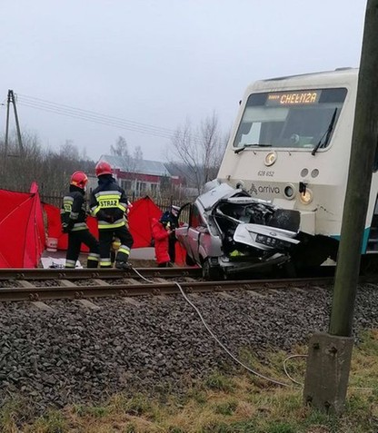  Zderzenie samochodu z pociągiem w Łysomicach. Kierowca nie żyje