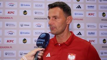 Igor Milicić, trener reprezentacji Polski w piłce nożnej, w czerwonej koszulce udziela wywiadu.