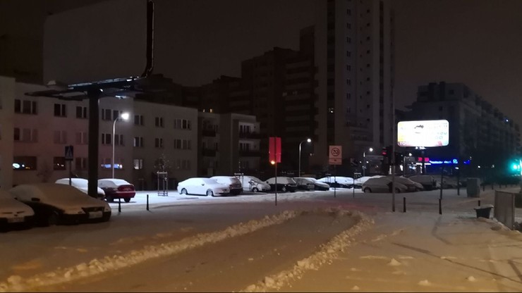 Gruba warstwa śniegu na warszawskim Ursynowie
