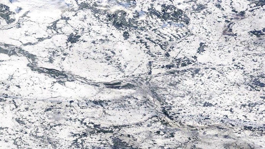 Zdjęcie satelitarne ośnieżonej Polski w dniu 25 grudnia 2021 roku. Fot. NASA.