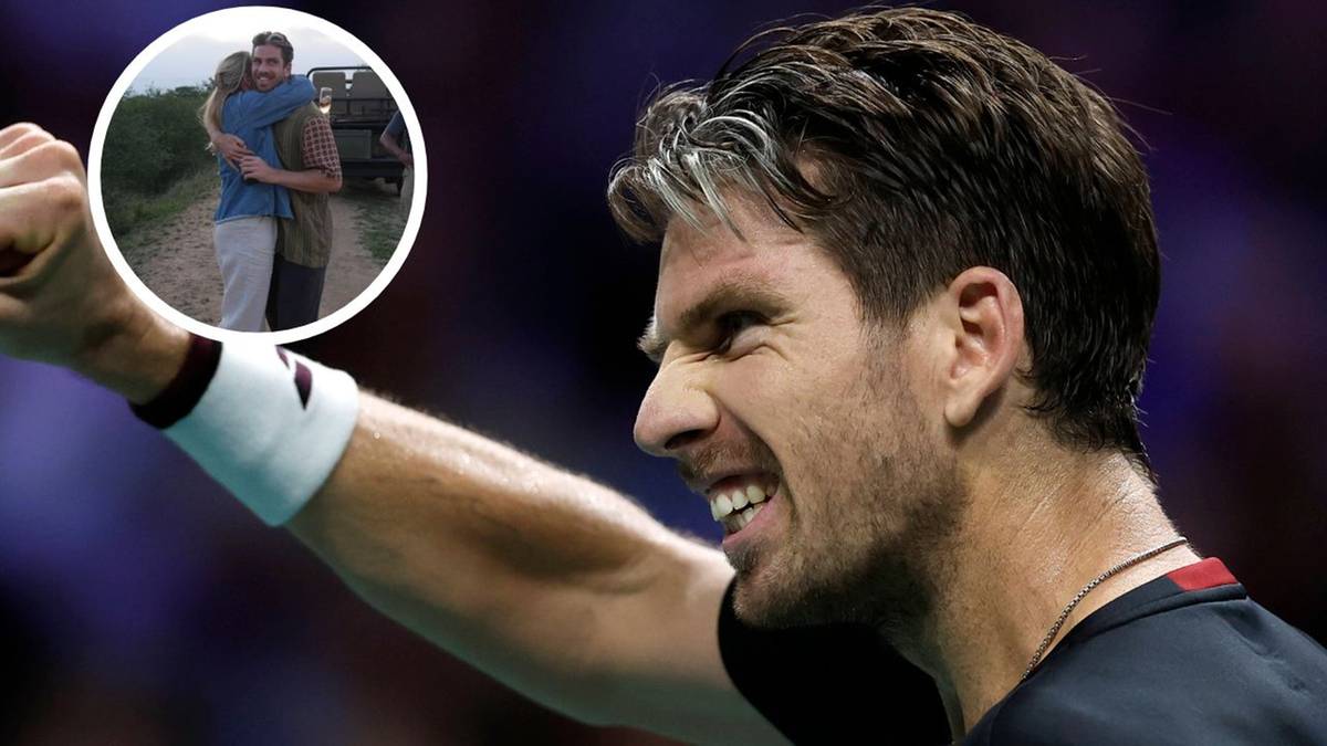 Tenisista z radością unosi zaciśniętą pięść. Obok, w okręgu, znajduje się zdjęcie, na którym obejmuje inną osobę.