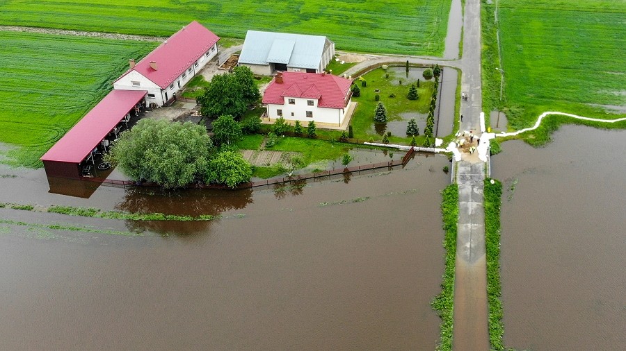 Podtopienia w miejscowości Suchy Grunt w woj. małopolskim. Fot. TwojaPogoda.pl