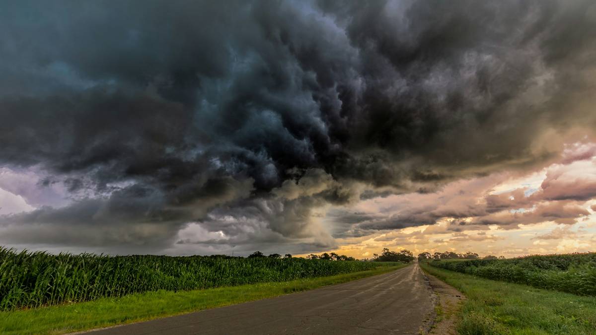 Prognoza pogody na długi weekend. Deszcz i burze, ale temperatury letnie