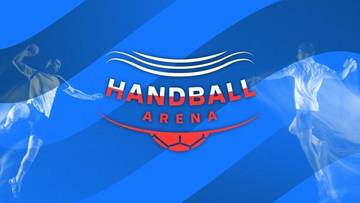 Dw&oacute;ch szczypiornist&oacute;w w akcji, jeden rzuca piłkę, drugi broni. Na środku logo "HANDBALL ARENA".