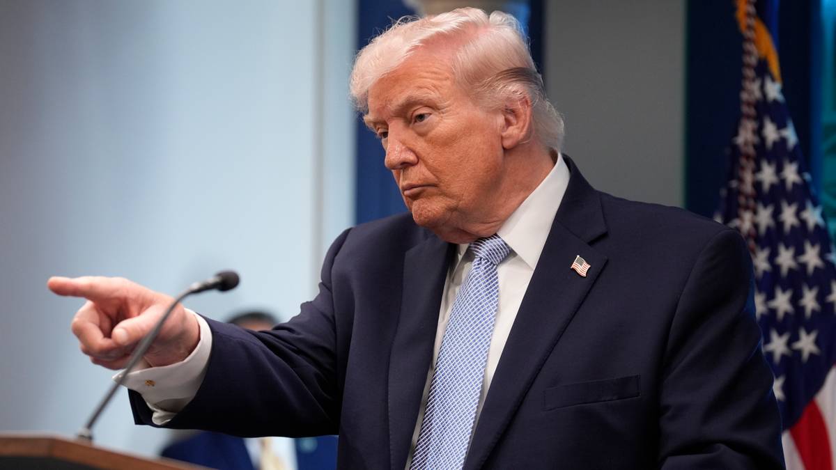 Prezydent USA Donald Trump przemawia, wskazując palcem.