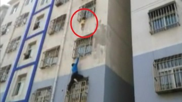 Dwulatek zwisał z okna. Dramatyczna akcja ratunkowa w Chinach