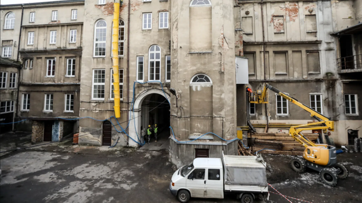 Problemy z rozbudową teatru w Kielcach. Mieszkańcy zaspawali wjazd na teren budowy