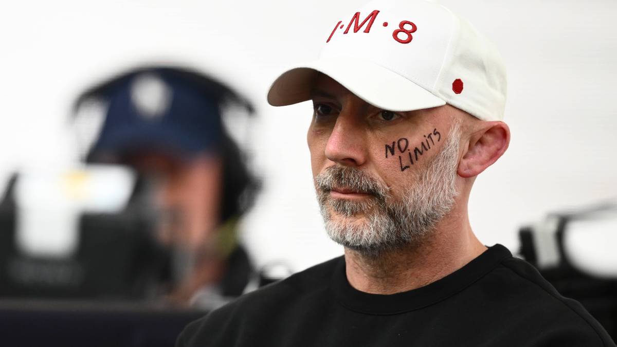 Mężczyzna w białej czapce z daszkiem z napisem "J.M.8" oraz "NO LIMITS" na policzku.
